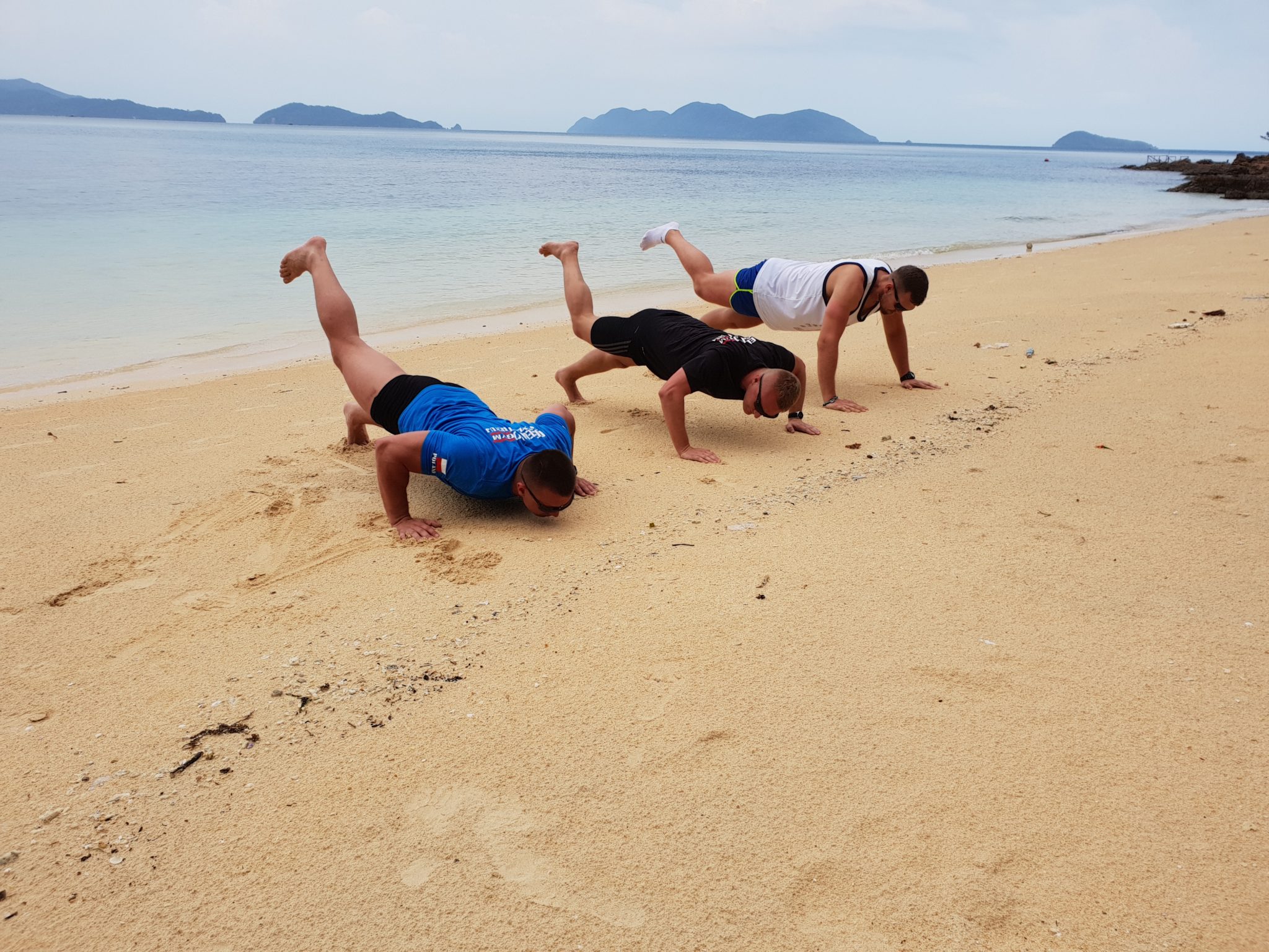 Trening na plaży w Tajlandii na wyspie Koh Wai